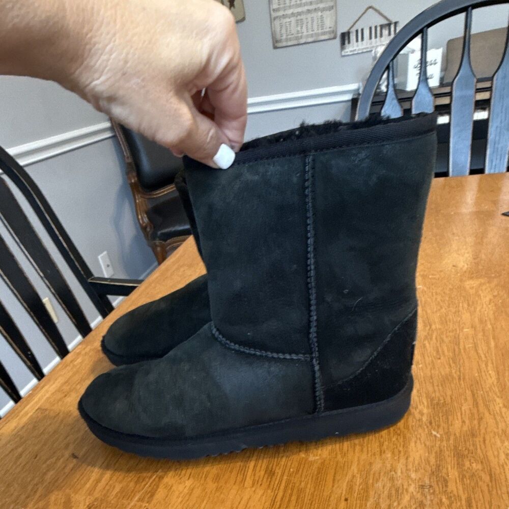 UGG Classic II Big Kids Size 6 Black Suede Sheepskin Boots 1017703K